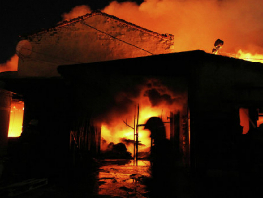 Под Новочеркасском в результате замыкания загорелся склад