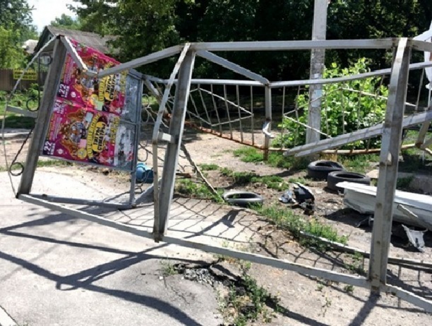 Разбитую в ДТП автобусную остановку в Новочеркасске восстановит виновник происшествия
