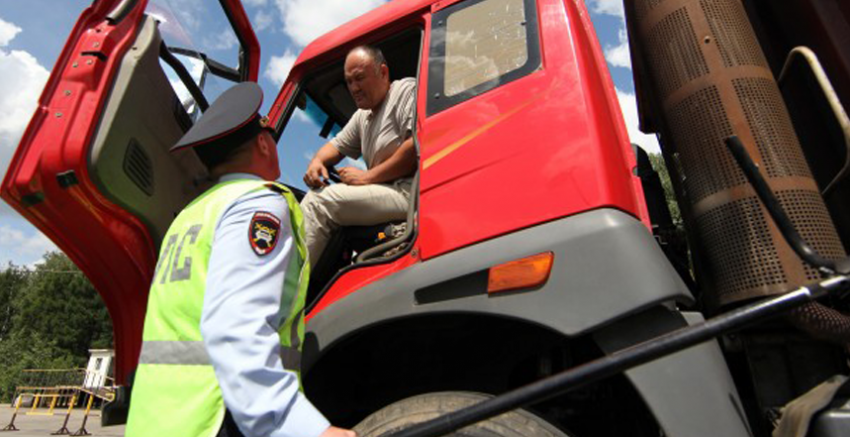 Полицейские попросили водителей из Новочеркасска не оставлять на обочине большегрузы 