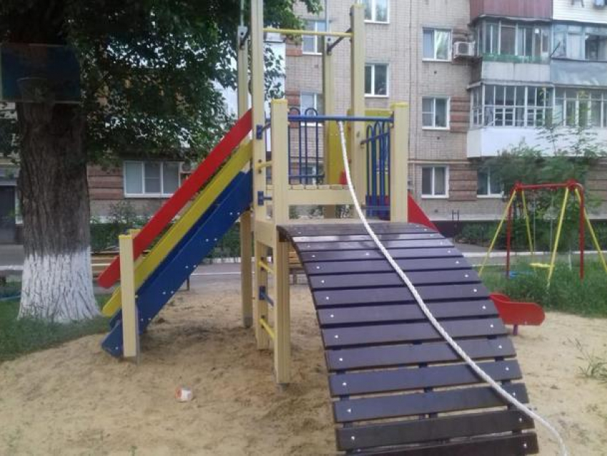 В Новочеркасске установили новые игровые комплексы и 15 скамеек