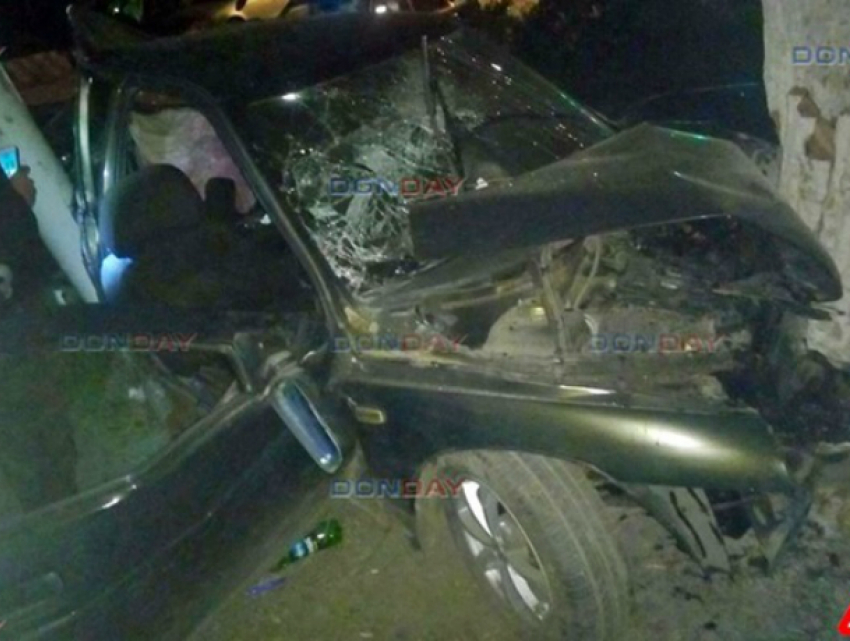 19-летняя автоледи на скорости протаранила столб и дерево в Новочеркасске