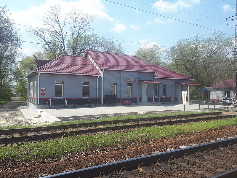 800px-Train_station_Hotunok_(Novocherkassk).jpg