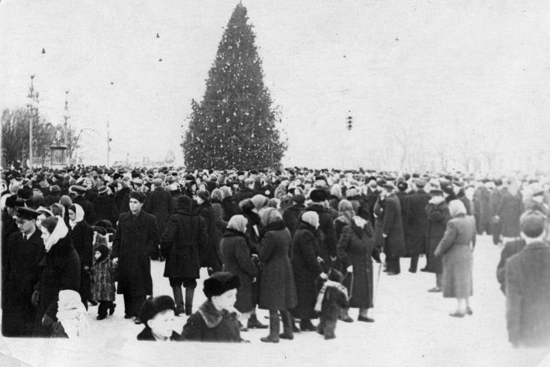 елка пл Ленина 1950 год.jpg